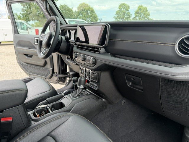 Used 2026 Jeep Wrangler Unlimited Sahara AWD/4WD image 38