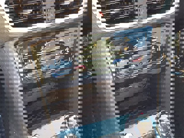 Certified 2025 Volkswagen Taos SE w/ Panoramic Sunroof Package image 25