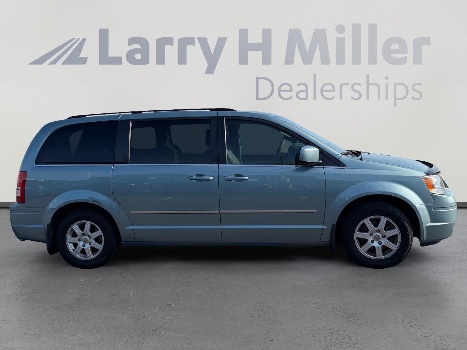 Used 2010 Chrysler Town & Country Touring FWD image 7