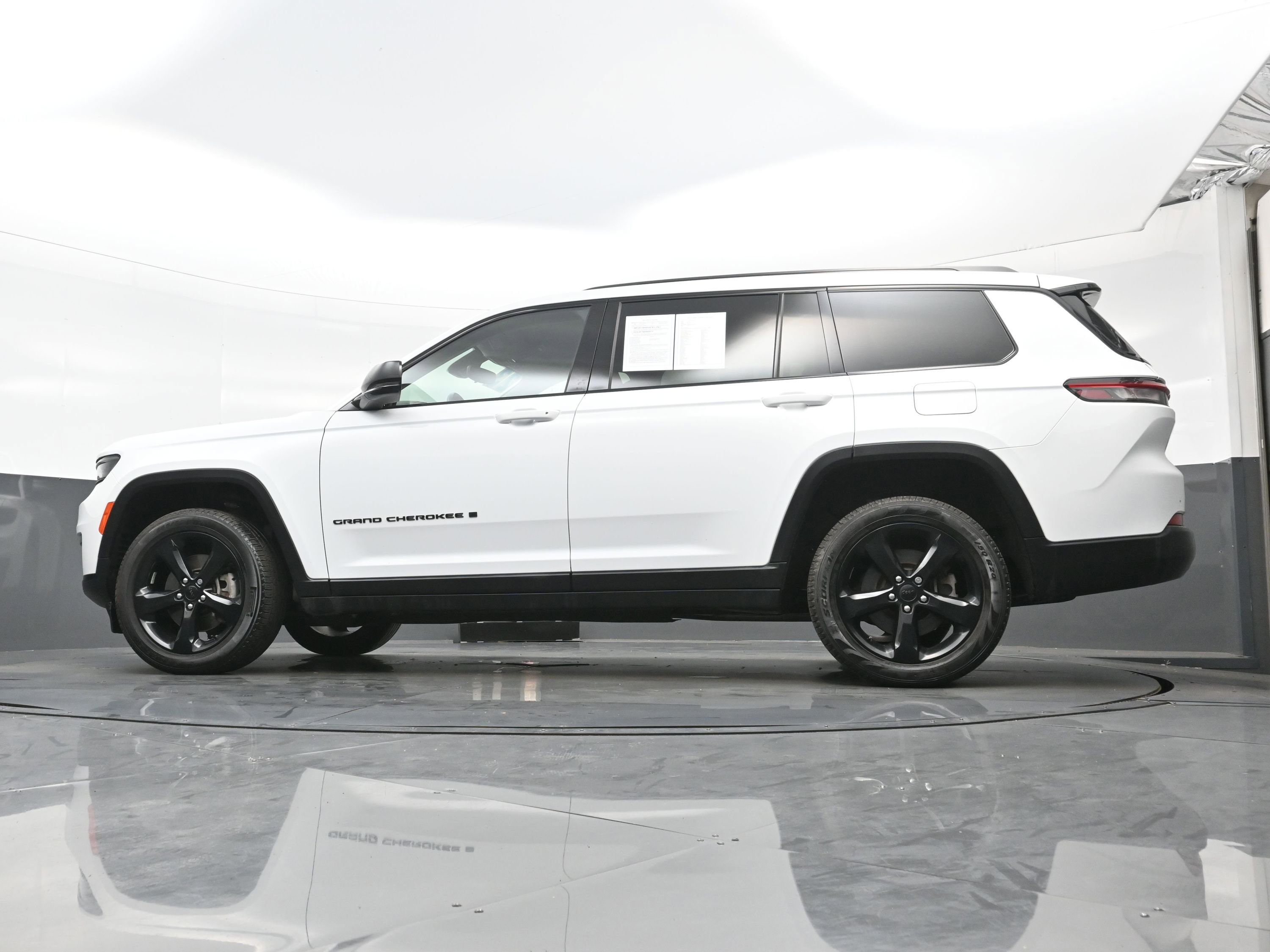 Used 2023 Jeep Grand Cherokee L Limited w/ Black Appearance Package image 30