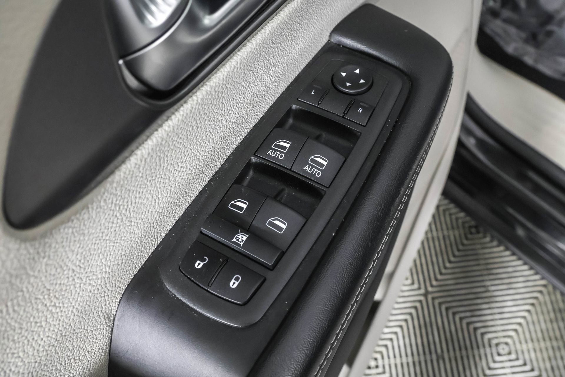 Used 2022 Chrysler Pacifica Touring-L image 34