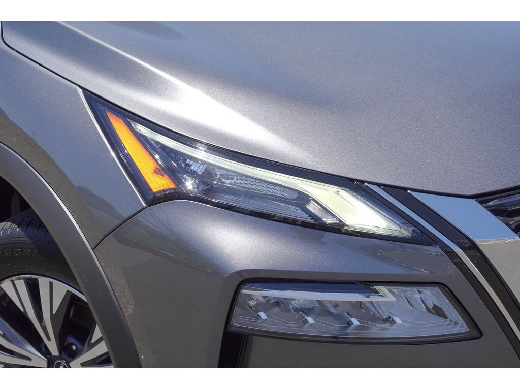 Used 2022 Nissan Rogue SV FWD image 2