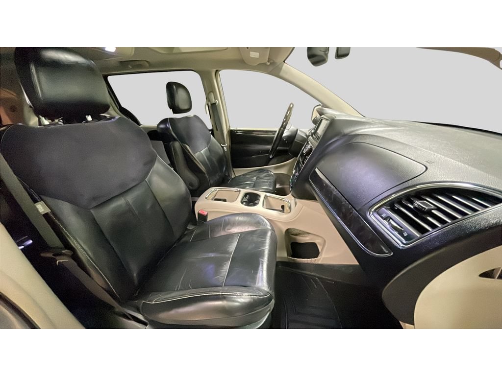 Used 2015 Chrysler Town & Country Limited Platinum FWD image 19