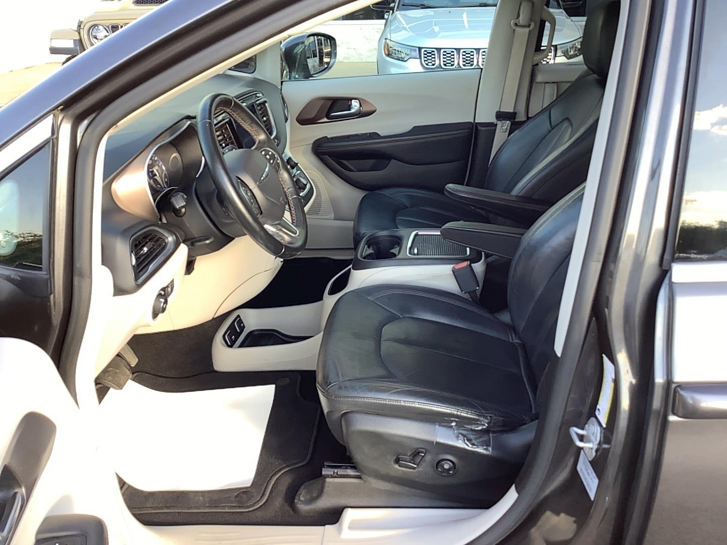 Used 2017 Chrysler Pacifica Touring-L Plus FWD image 9