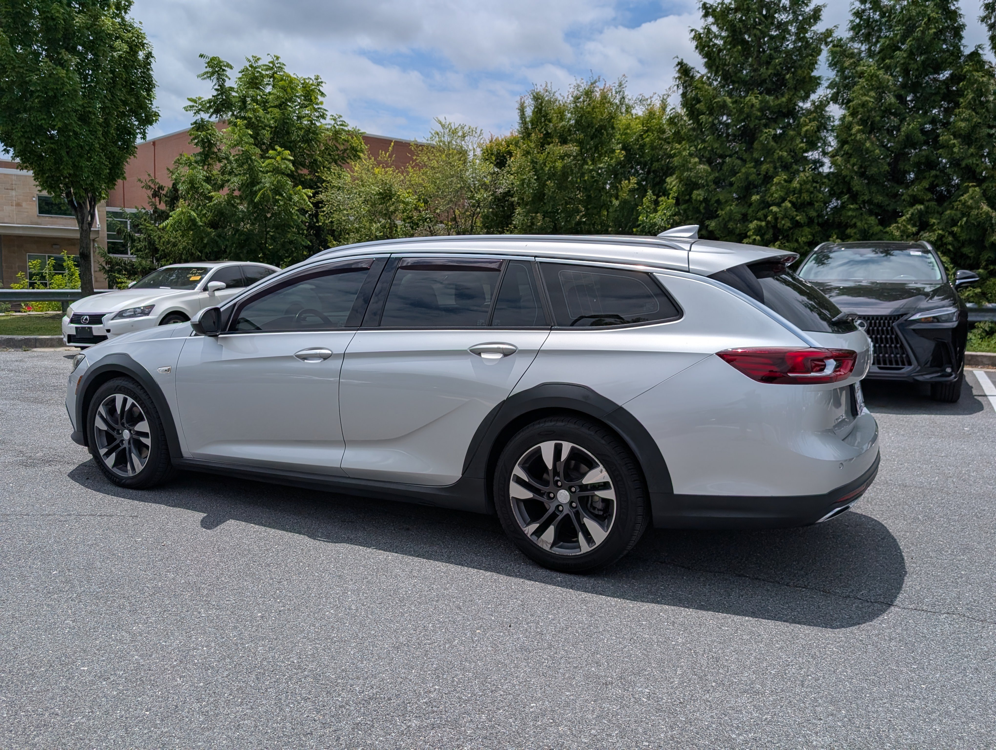 Used 2018 Buick Regal Essence w/ Driver Confidence Package #1 AWD/4WD image 4
