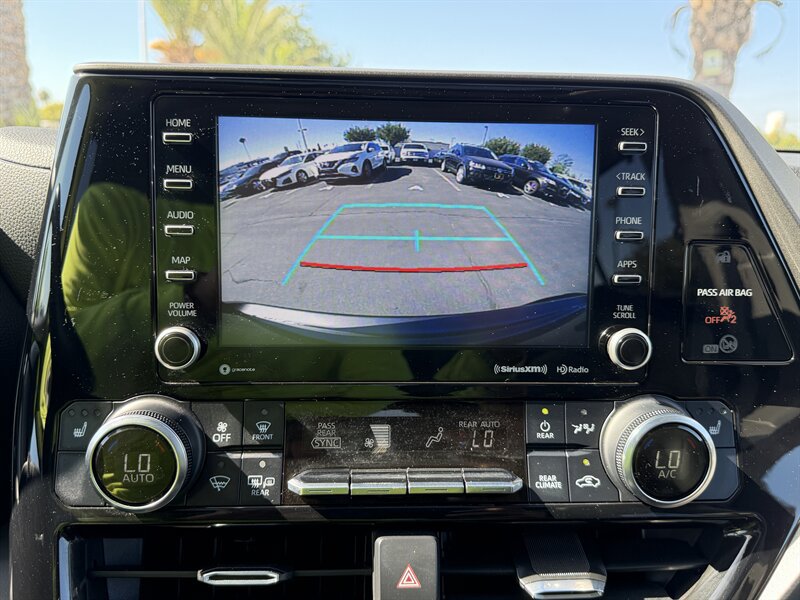 Used 2022 Toyota Highlander XLE AWD/4WD image 44