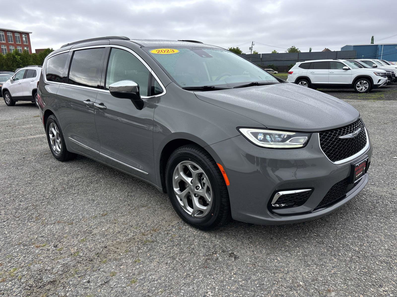 Used 2023 Chrysler Pacifica Limited image 3