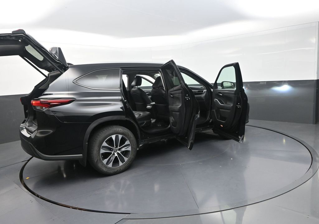 Used 2024 Toyota Highlander XLE AWD/4WD image 38