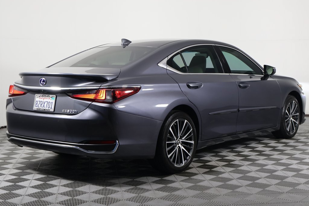 Certified 2022 Lexus ES 300h w/ Premium Package FWD image 4