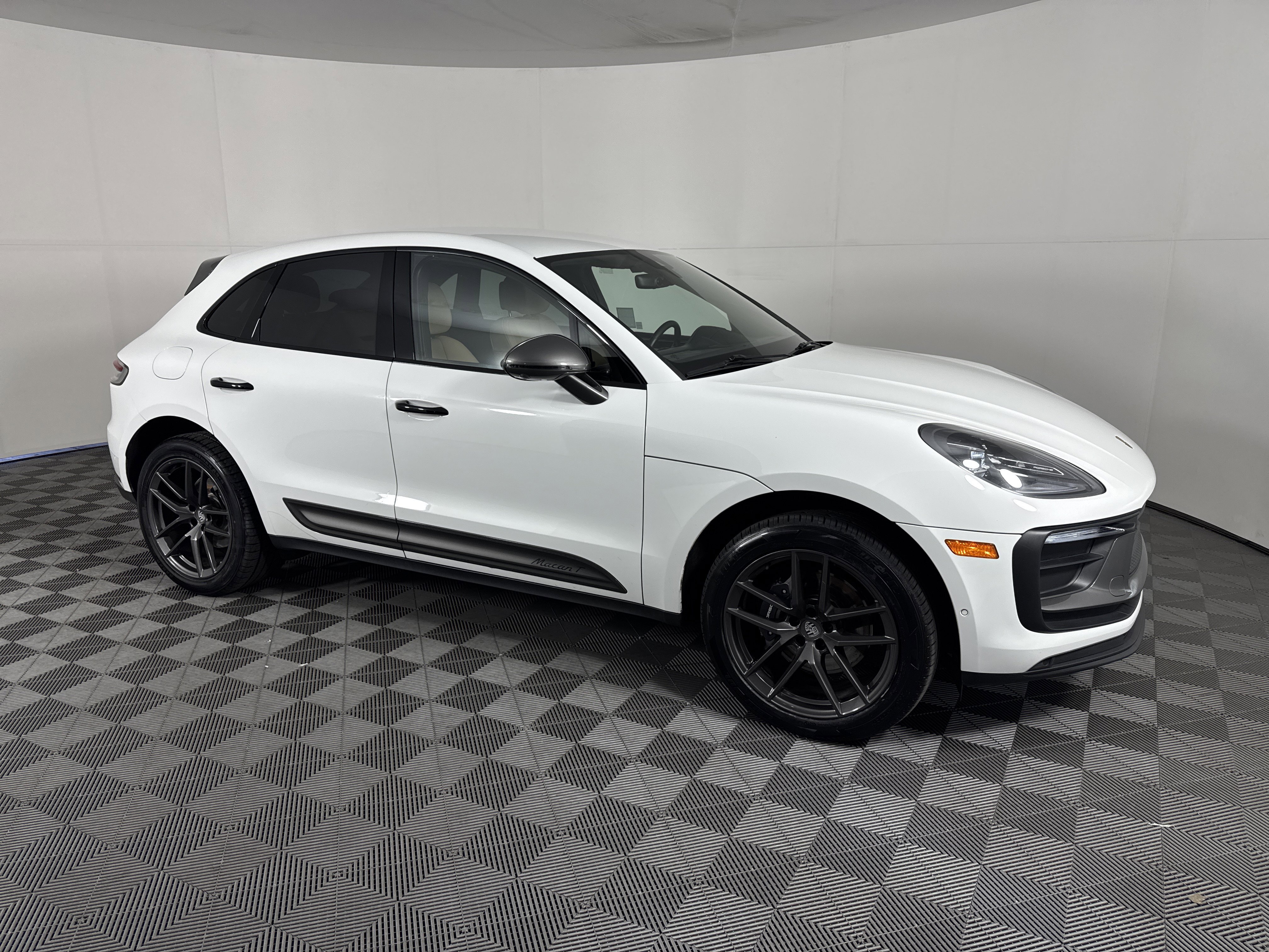 Used 2023 Porsche Macan Turbo image 2