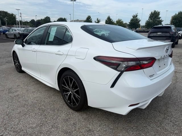 Used 2022 Toyota Camry SE w/ Cold Weather Package FWD image 4