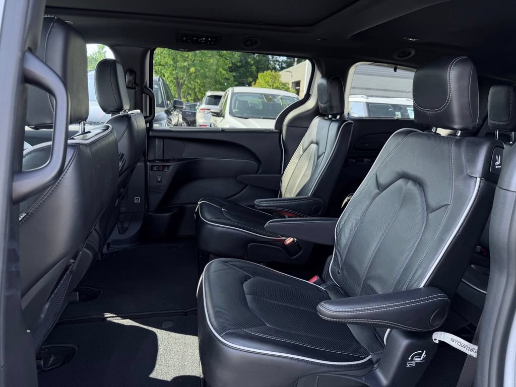 Used 2025 Chrysler Pacifica Limited FWD image 25