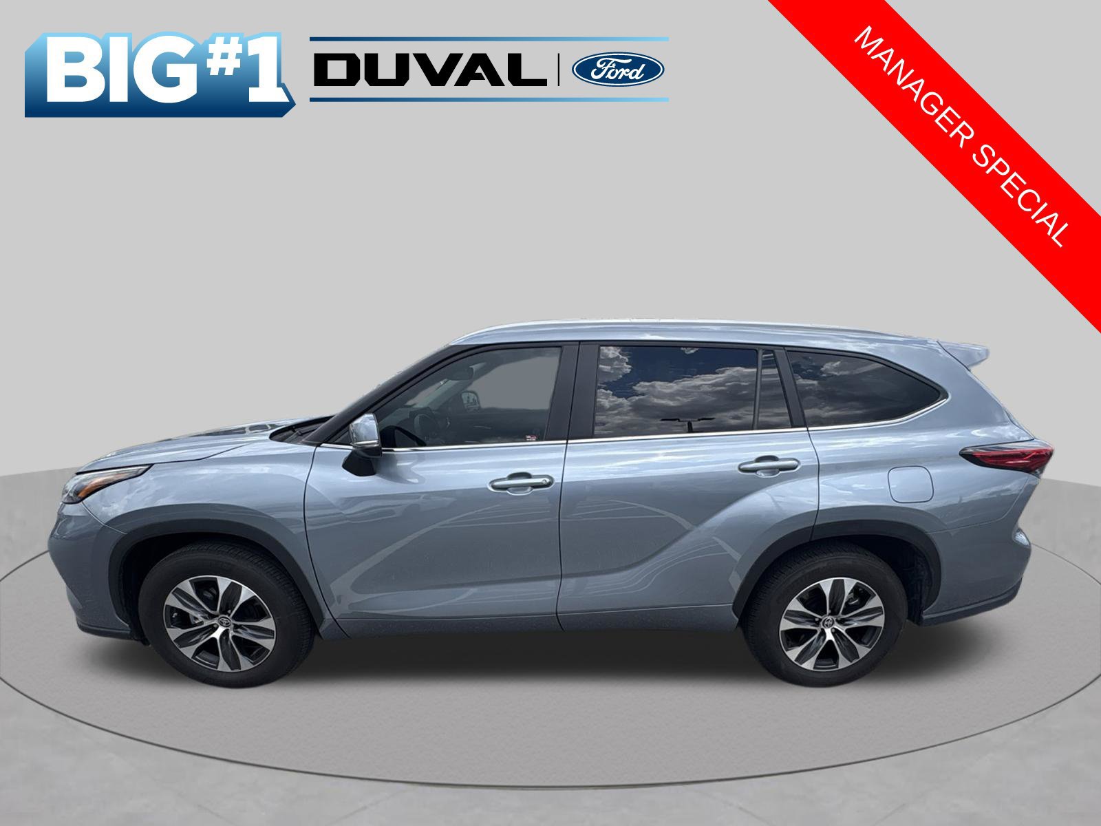Used 2023 Toyota Highlander XLE FWD image 3