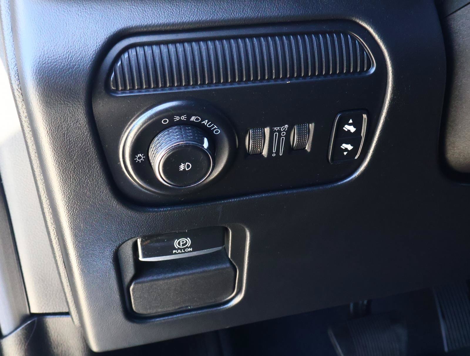 Used 2017 Jeep Cherokee Trailhawk AWD/4WD image 51