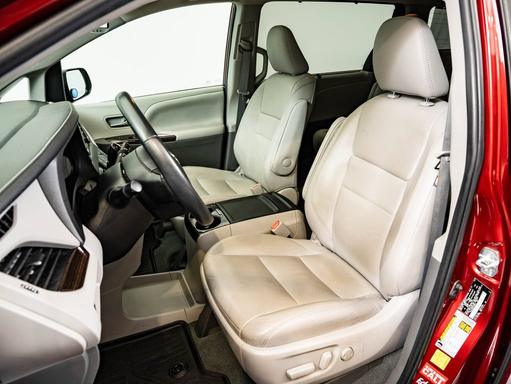 Used 2020 Toyota Sienna XLE FWD image 24