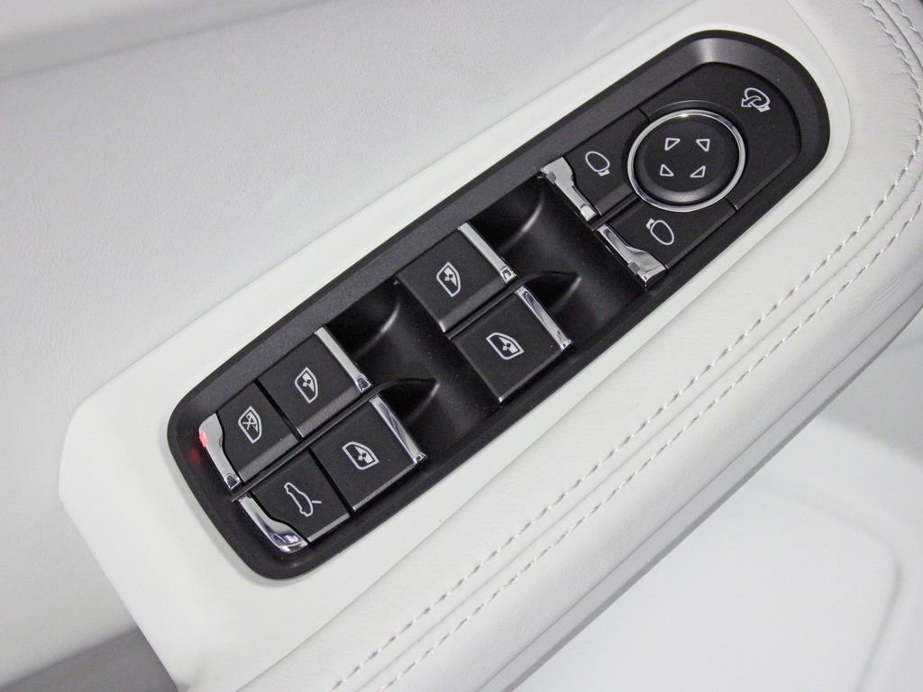 Certified 2025 Porsche Macan image 15