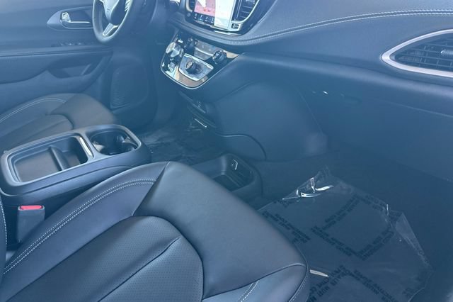New 2027 Chrysler Pacifica Select FWD image 16