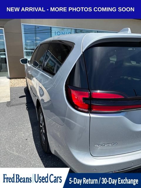 Used 2022 Chrysler Pacifica Touring-L w/ Uconnect Theater Family Group FWD image 6