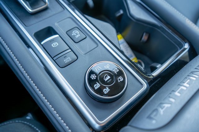Certified 2025 Nissan Pathfinder SL image 33