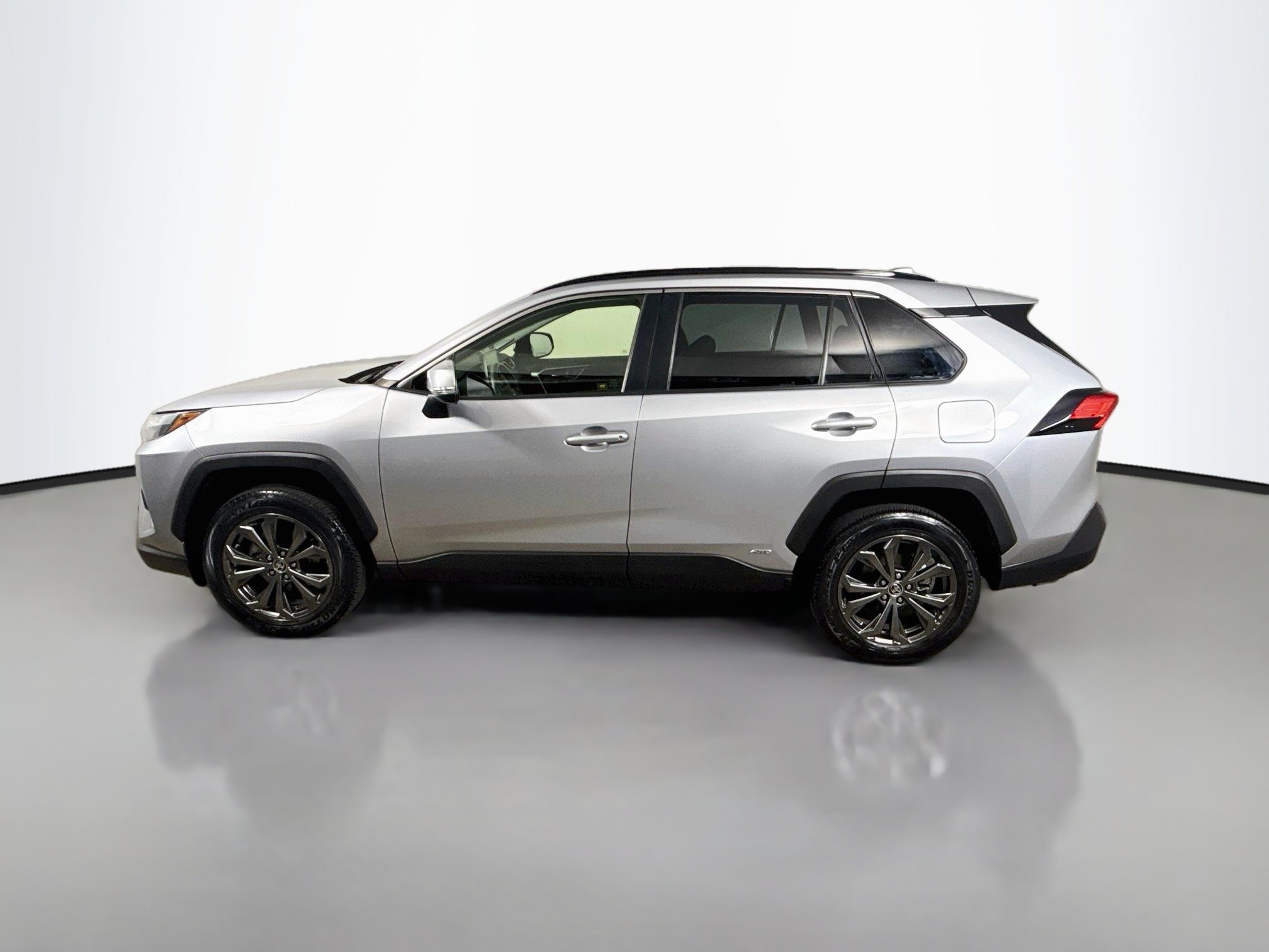 Certified 2022 Toyota RAV4 XLE Premium AWD/4WD image 4