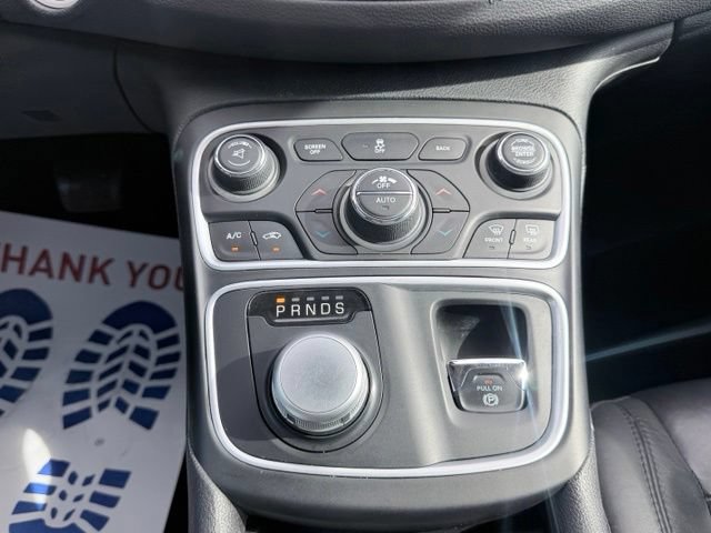 Used 2017 Chrysler 200 Limited Platinum w/ Comfort & Convenience Group FWD image 16
