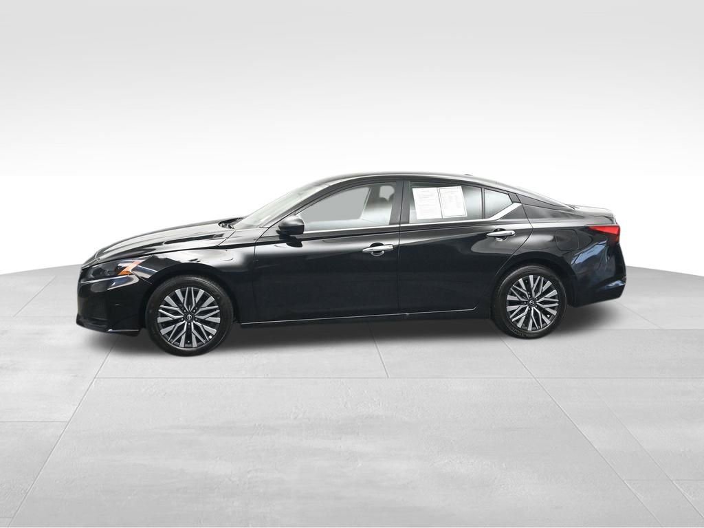 Used 2025 Nissan Altima 2.5 SV FWD image 2