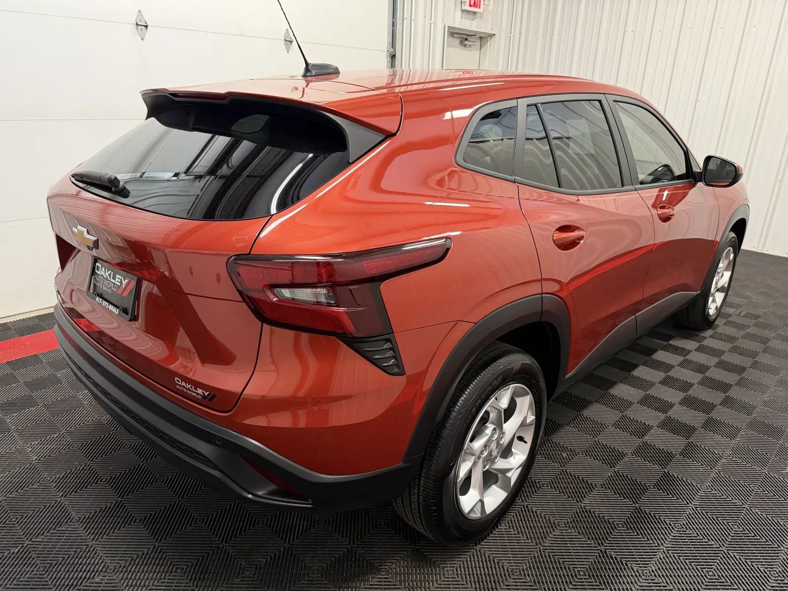 Used 2024 Chevrolet Trax LS w/ LS Convenience Package FWD image 4