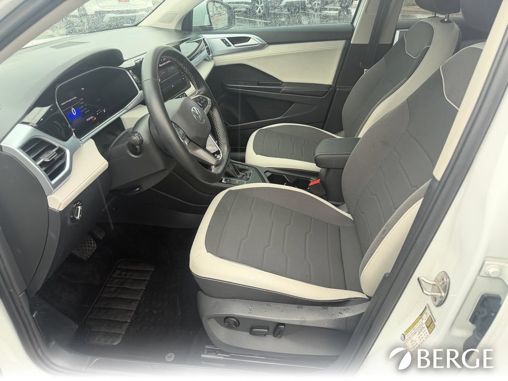 Used 2025 Volkswagen Taos SE FWD image 13