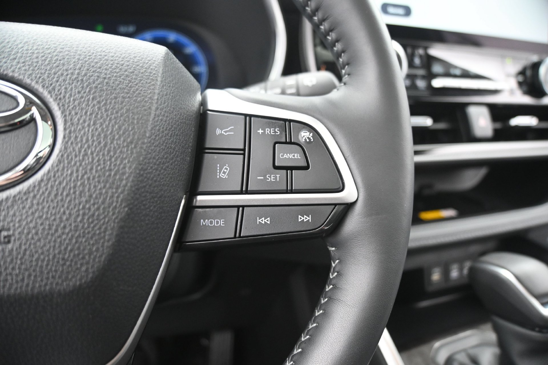 Used 2025 Toyota Highlander Platinum AWD/4WD image 32