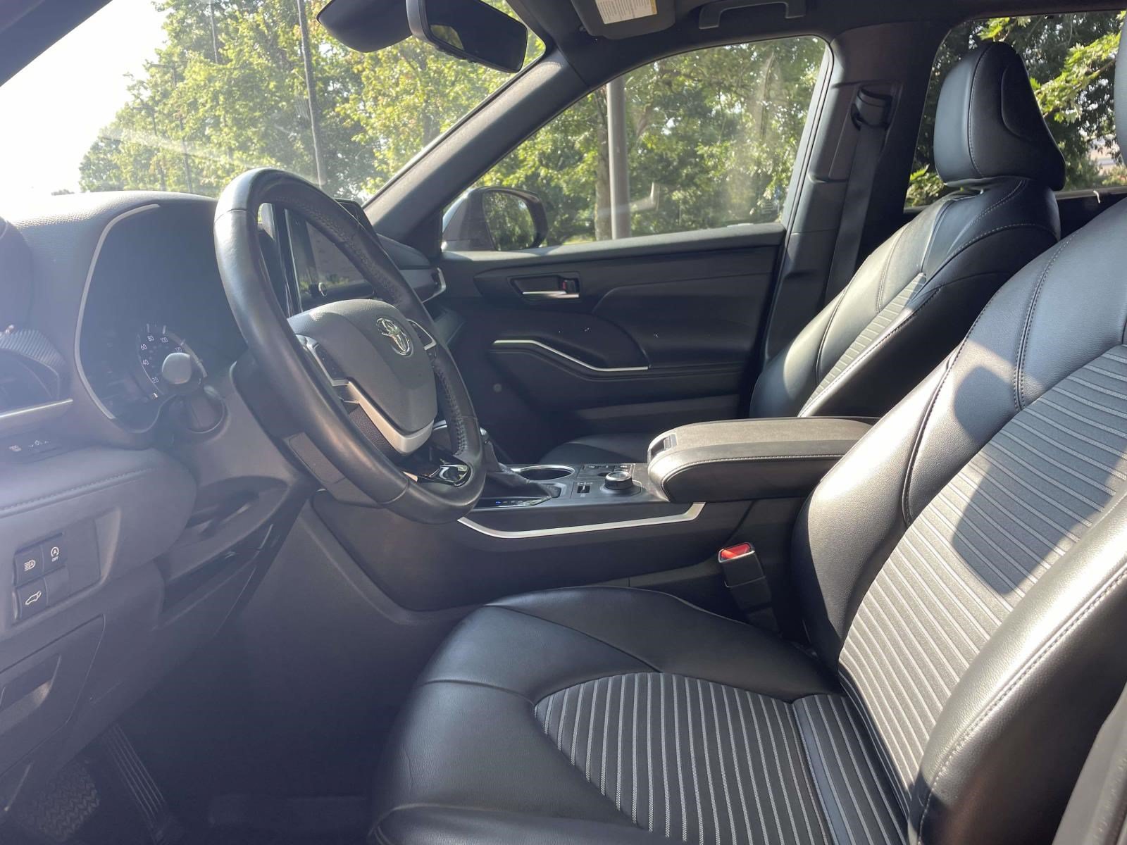 Used 2023 Toyota Highlander XSE AWD/4WD image 17