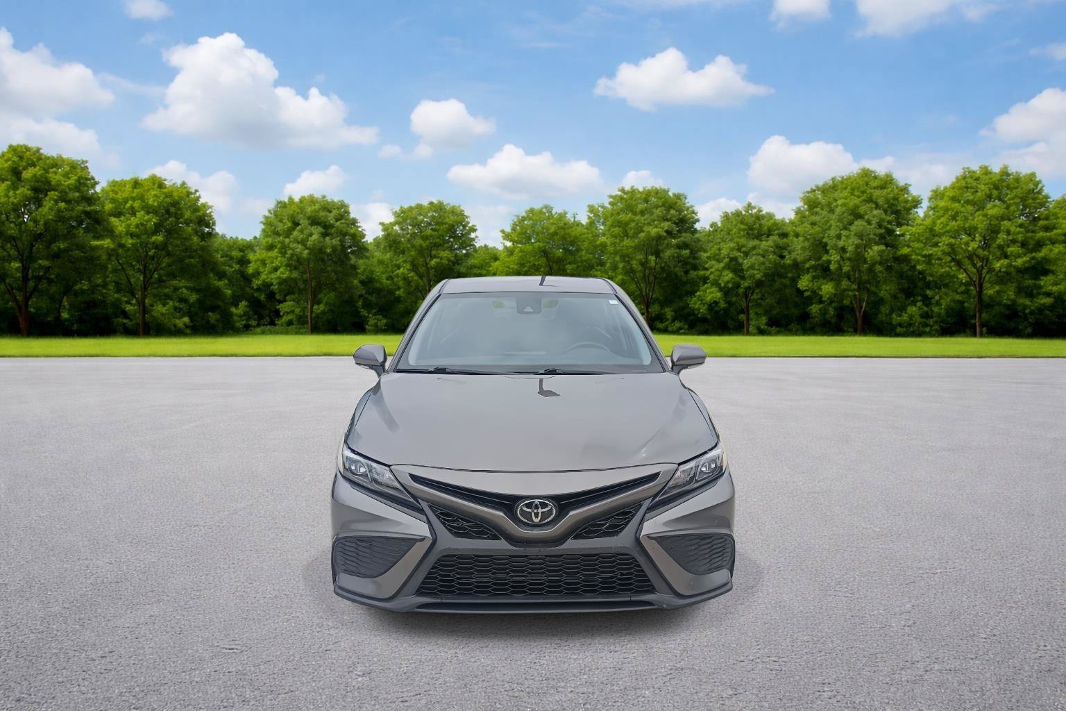 Used 2023 Toyota Camry SE FWD image 2
