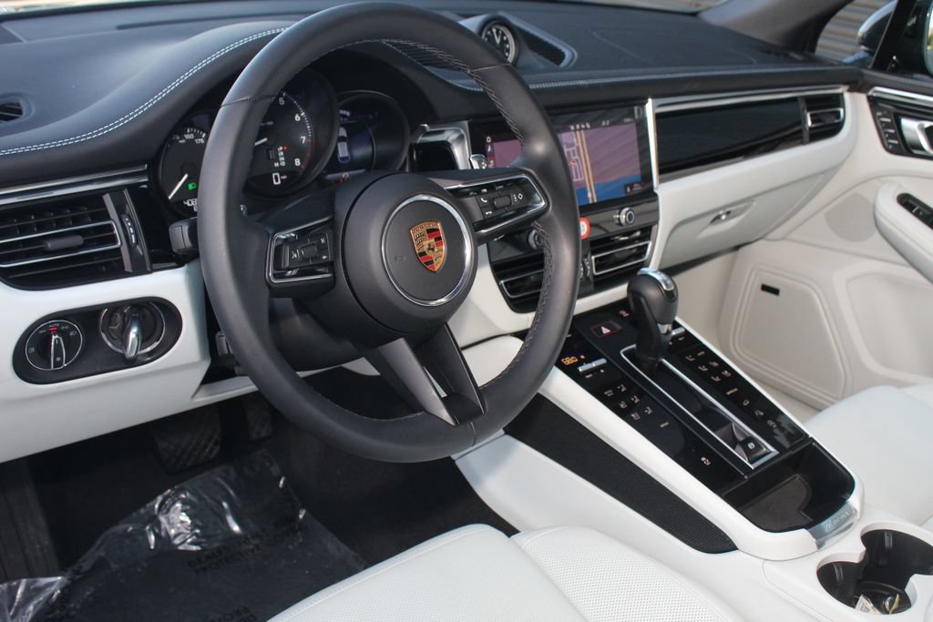 Certified 2026 Porsche Macan AWD/4WD image 4