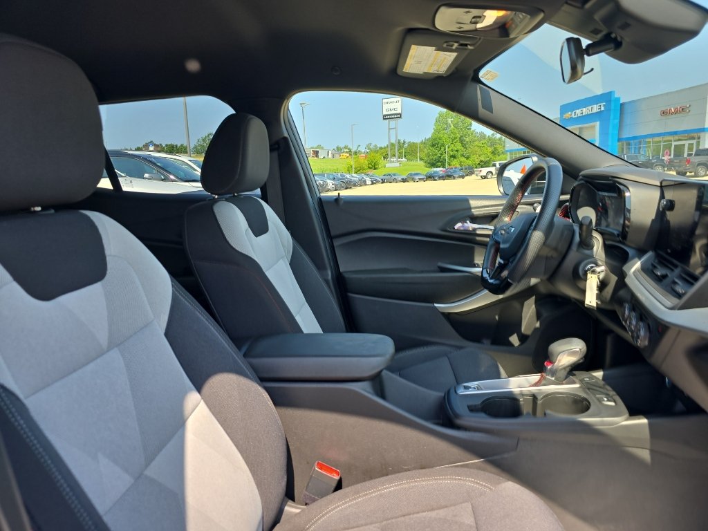 Used 2026 Chevrolet Trax RS FWD image 14