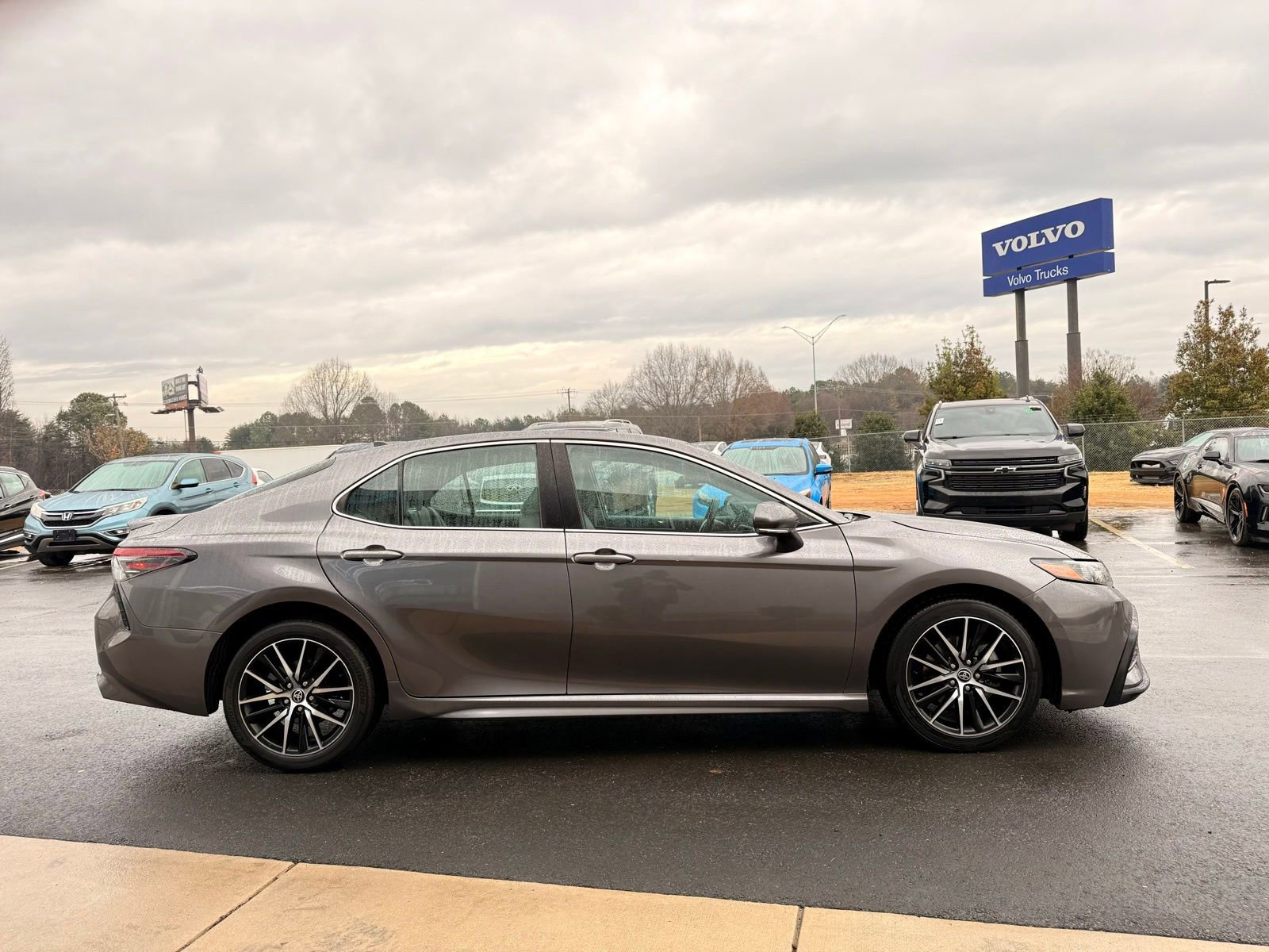Used 2022 Toyota Camry SE image 5