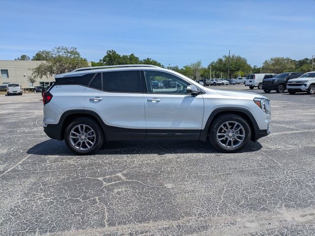 Used 2022 GMC Terrain SLT w/ Infotainment Package II FWD image 3