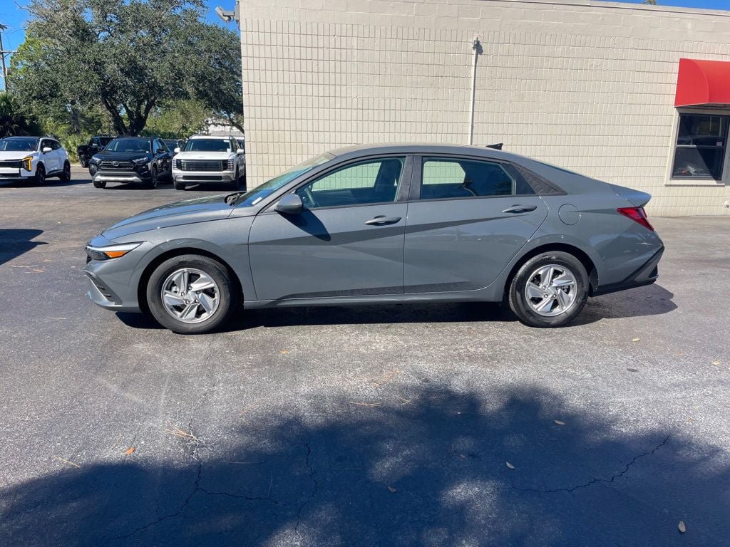 Used 2025 Hyundai Elantra SE FWD image 2