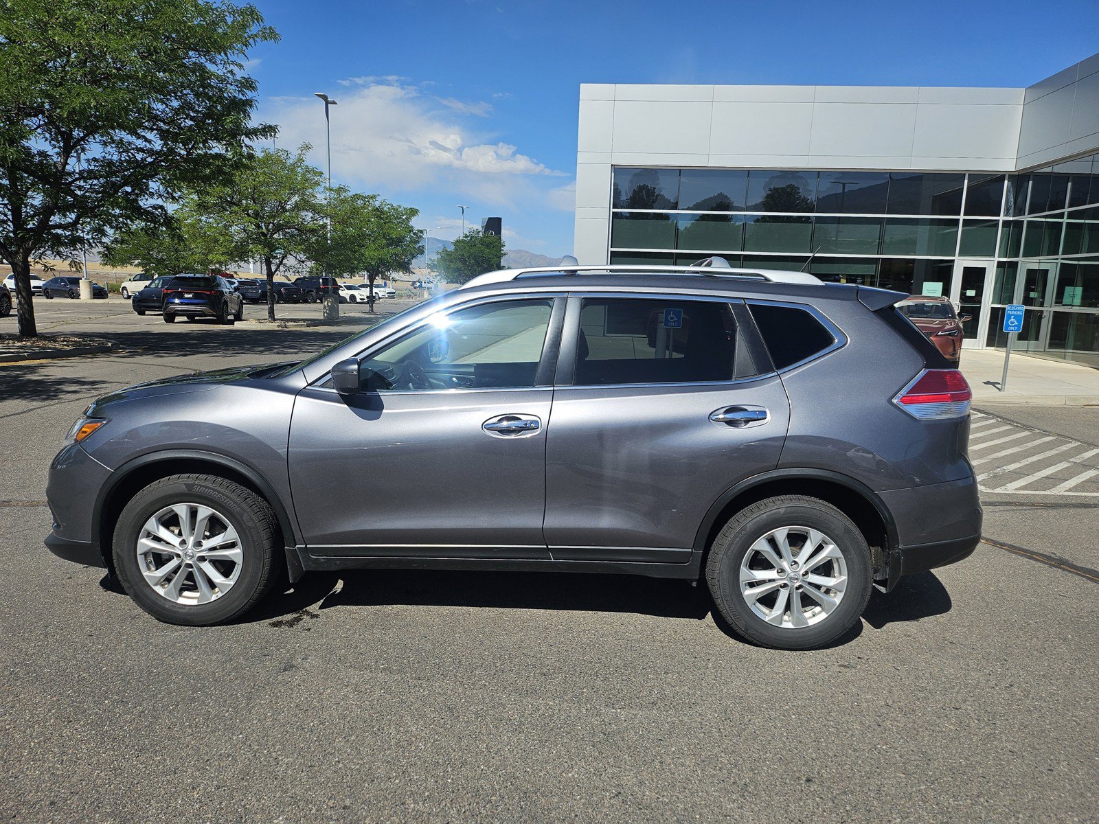 Used 2016 Nissan Rogue SV AWD/4WD image 9