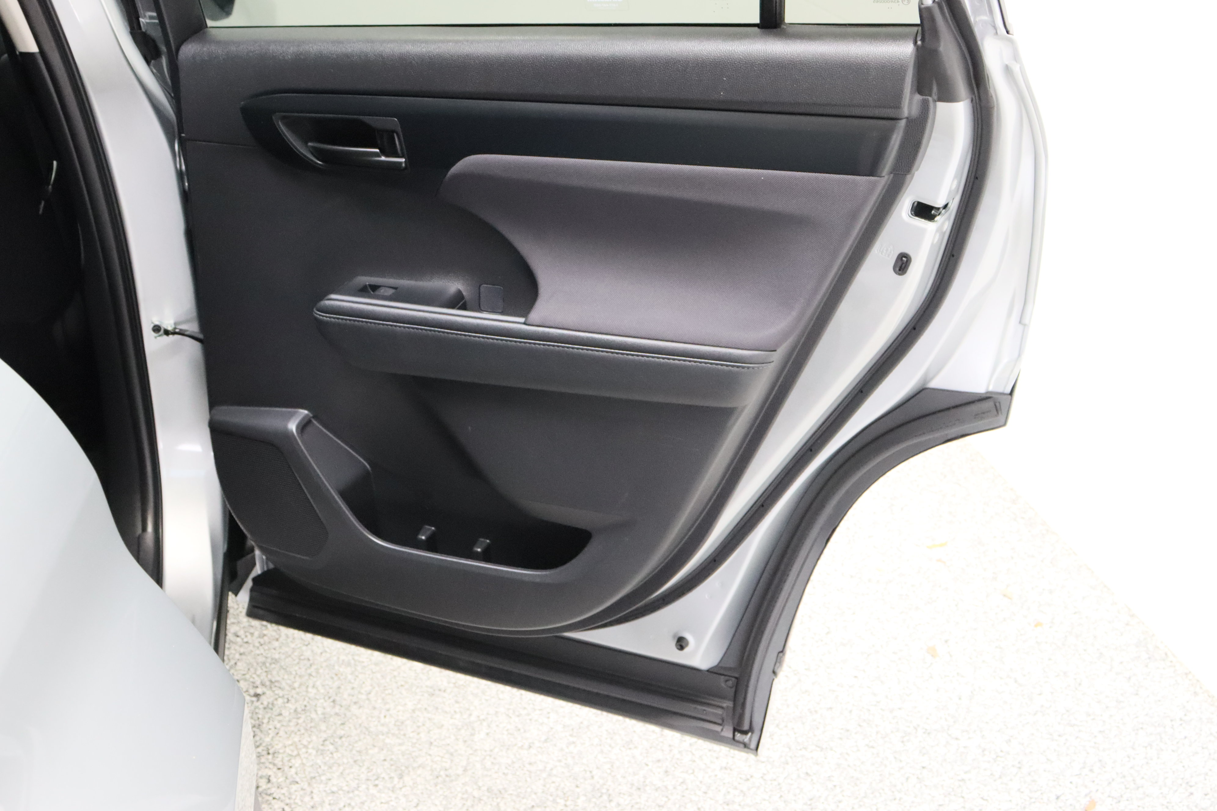 Certified 2025 Toyota Highlander LE FWD image 35