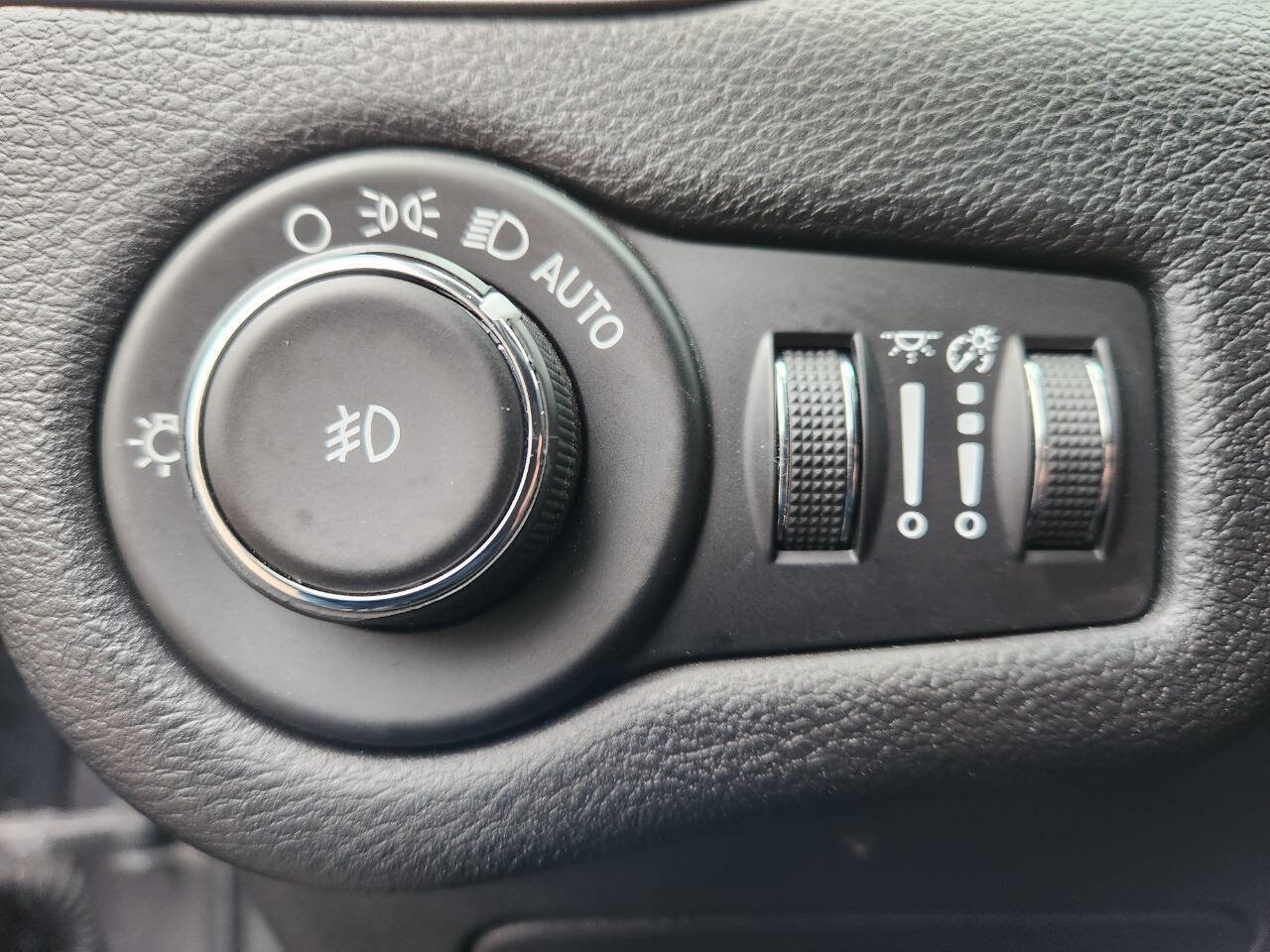 Used 2019 Jeep Cherokee Latitude Plus image 20