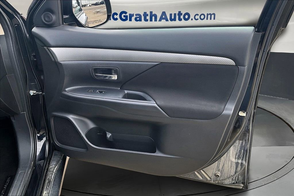 Used 2017 Mitsubishi Outlander SE image 26