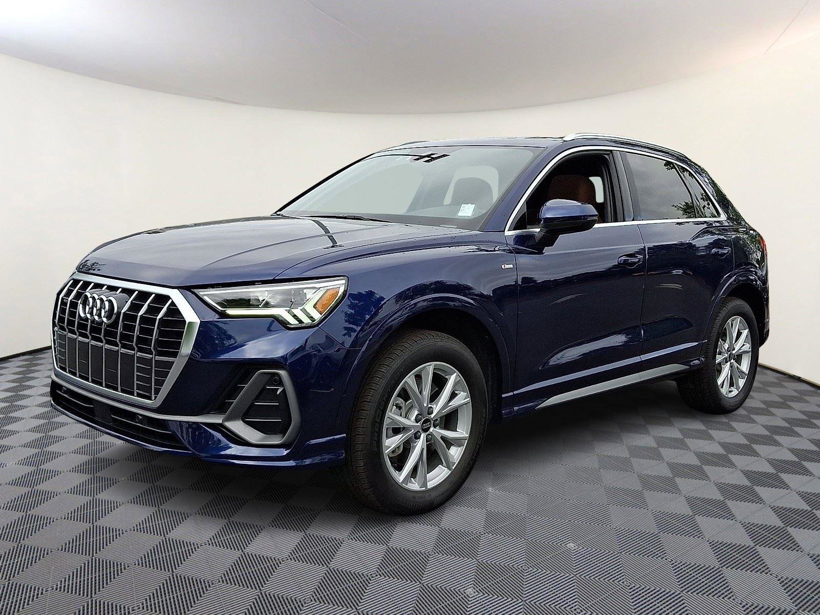Certified 2025 Audi Q3 2.0T Premium Plus w/ Premium Plus Package AWD/4WD image 3