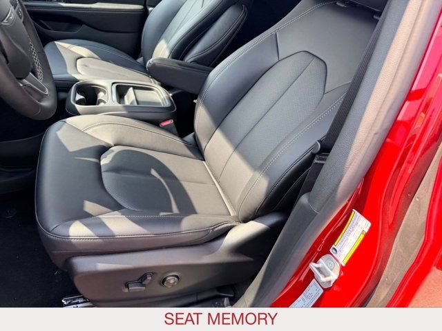New 2027 Chrysler Pacifica Select w/ Family Tech Group FWD image 23