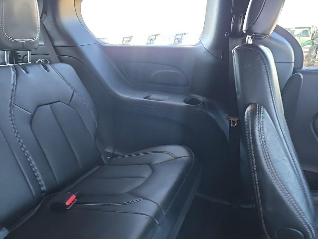 Used 2025 Chrysler Pacifica Select image 81