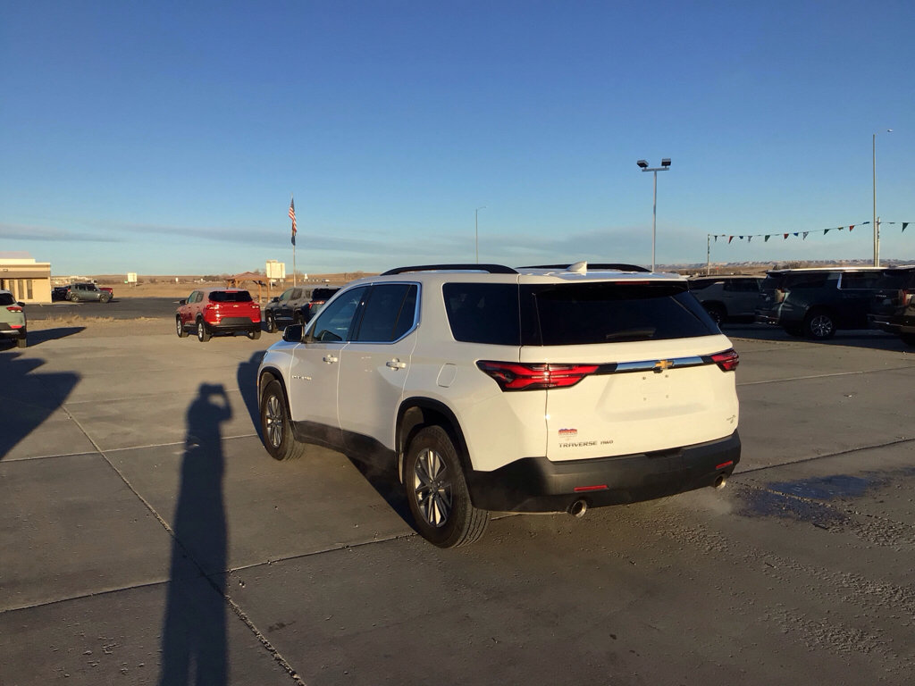 Used 2023 Chevrolet Traverse LT image 3