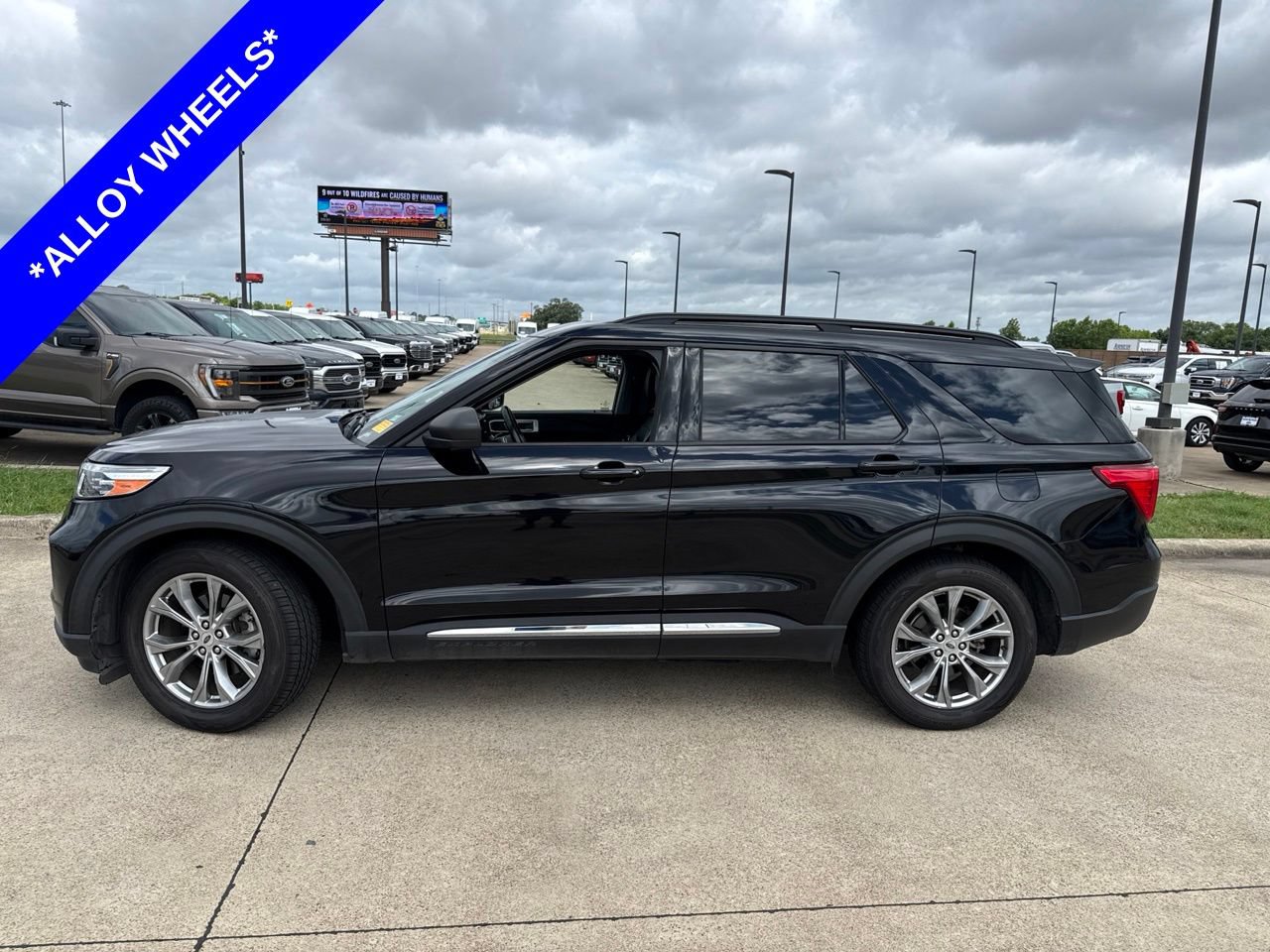 Used 2022 Ford Explorer XLT w/ Equipment Group 202A RWD image 3