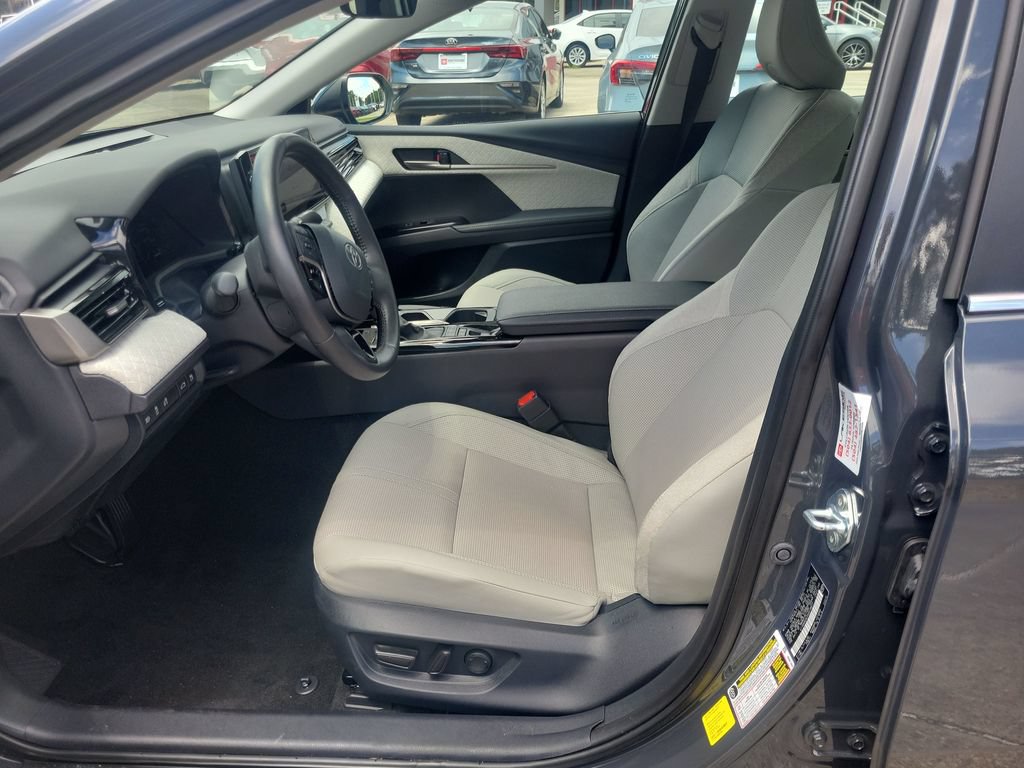 Used 2025 Toyota Camry XLE FWD image 15
