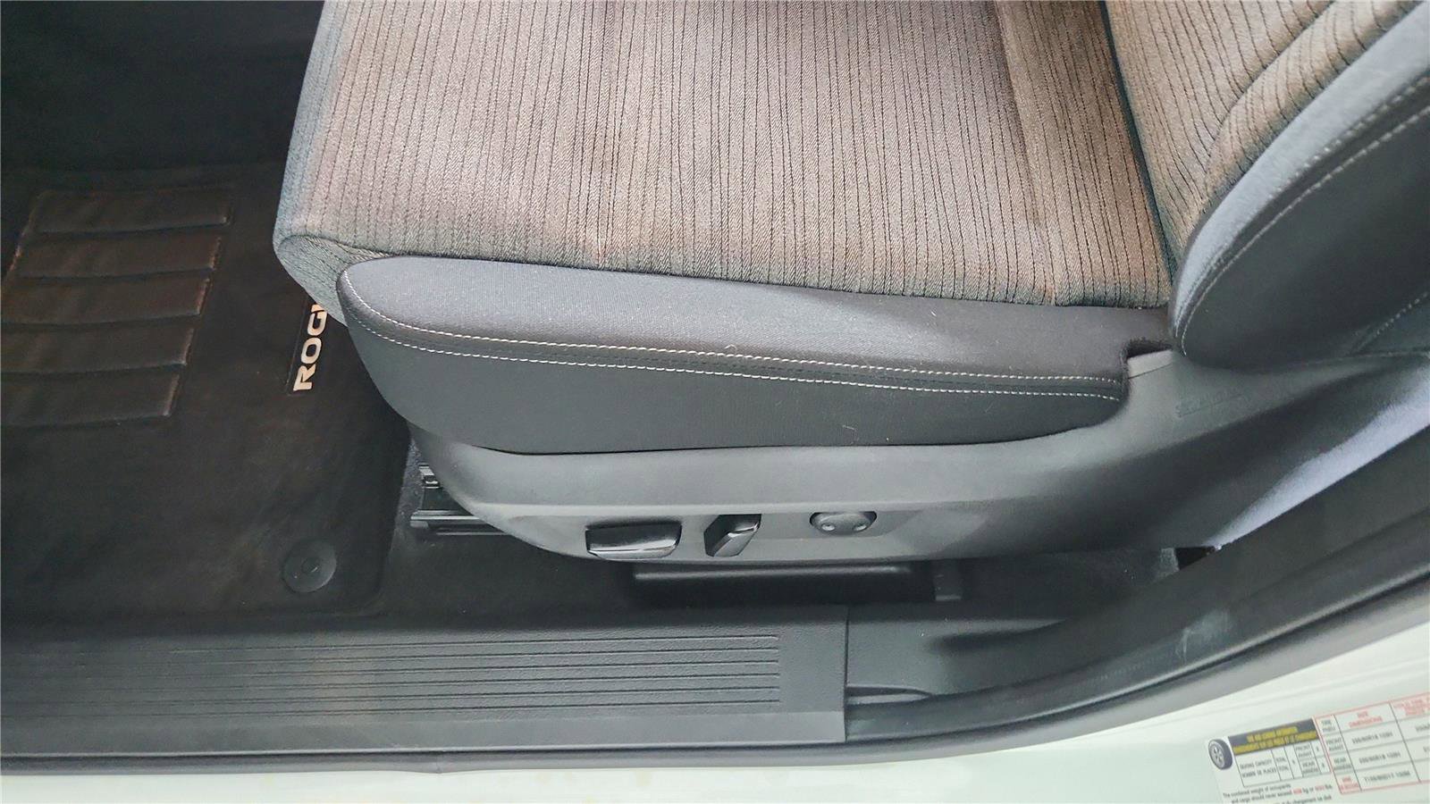 Used 2023 Nissan Rogue SV FWD image 11