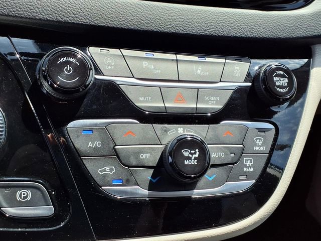 Used 2024 Chrysler Pacifica Touring-L FWD image 8