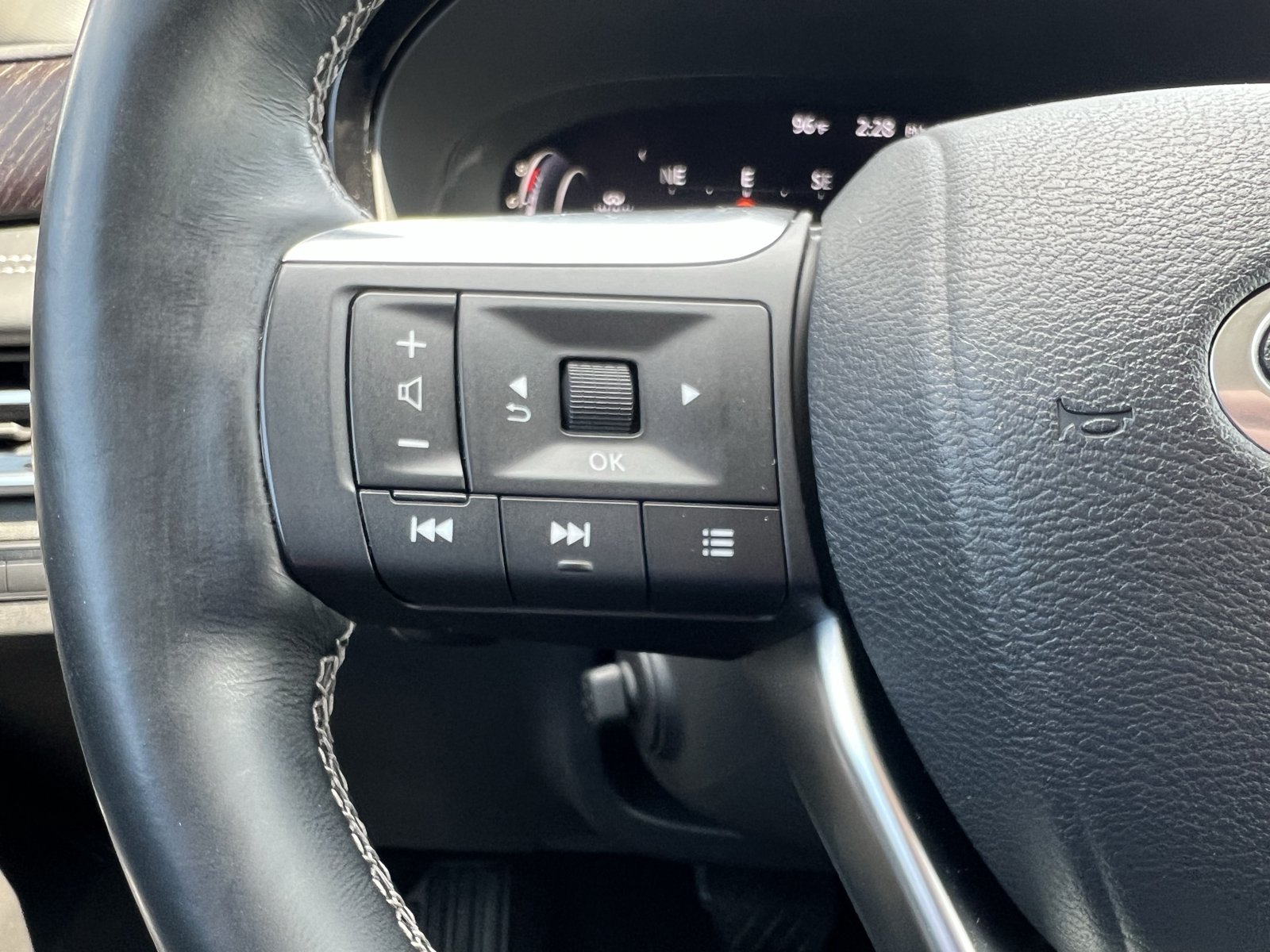 Used 2022 INFINITI QX60 Sensory w/ Cargo Package FWD image 18