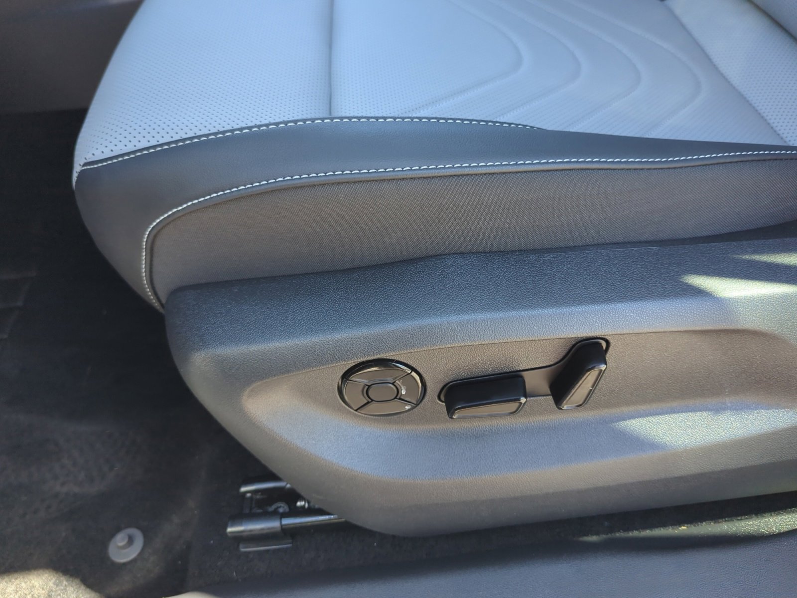 Used 2025 Volkswagen Tiguan SE image 14